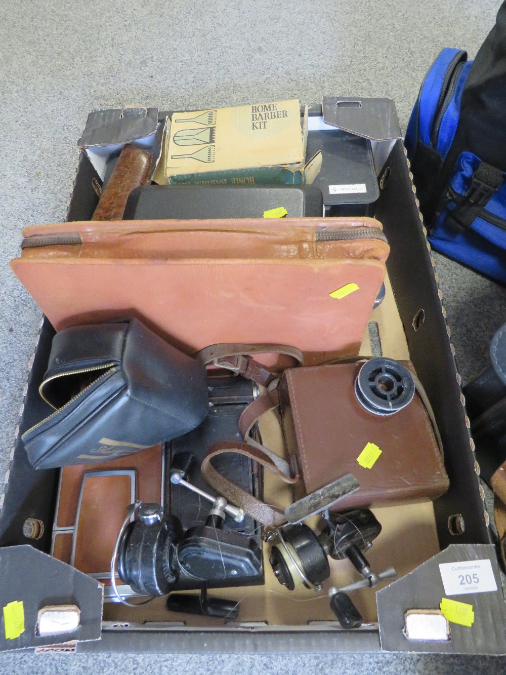 A TRAY OF SUNDRIES TO INCLUDE FISHING REELS, CAMERAS, VIDEO CAMERA ETC - Image 2 of 5