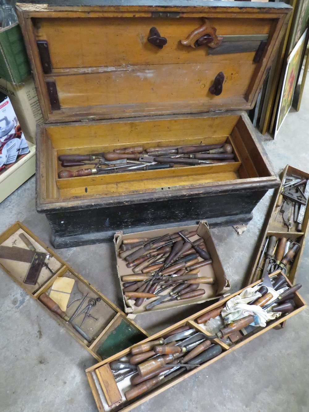 A VINTAGE CARPENTERS WOODEN TRAVEL TOOLBOX AND A TRAY OF CARVING CHISELS