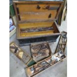 A VINTAGE CARPENTERS WOODEN TRAVEL TOOLBOX AND A TRAY OF CARVING CHISELS