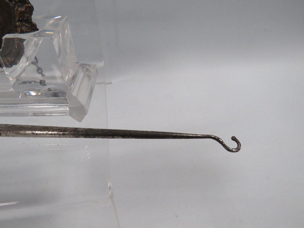 A LARGE SILVER HANDLED BUTTON HOOK AND SILVER WINE LABEL - Image 4 of 5