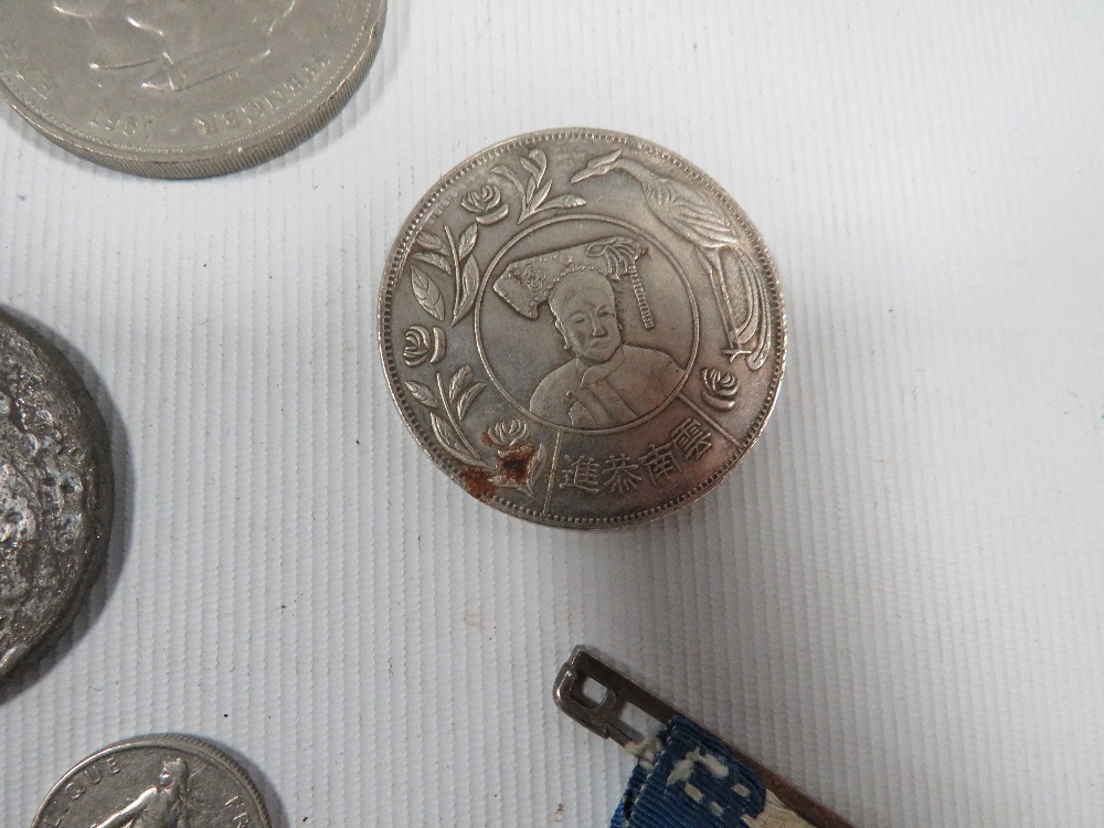 A GROUP OF COLLECTORS COINS AND TOKENS - Image 4 of 5