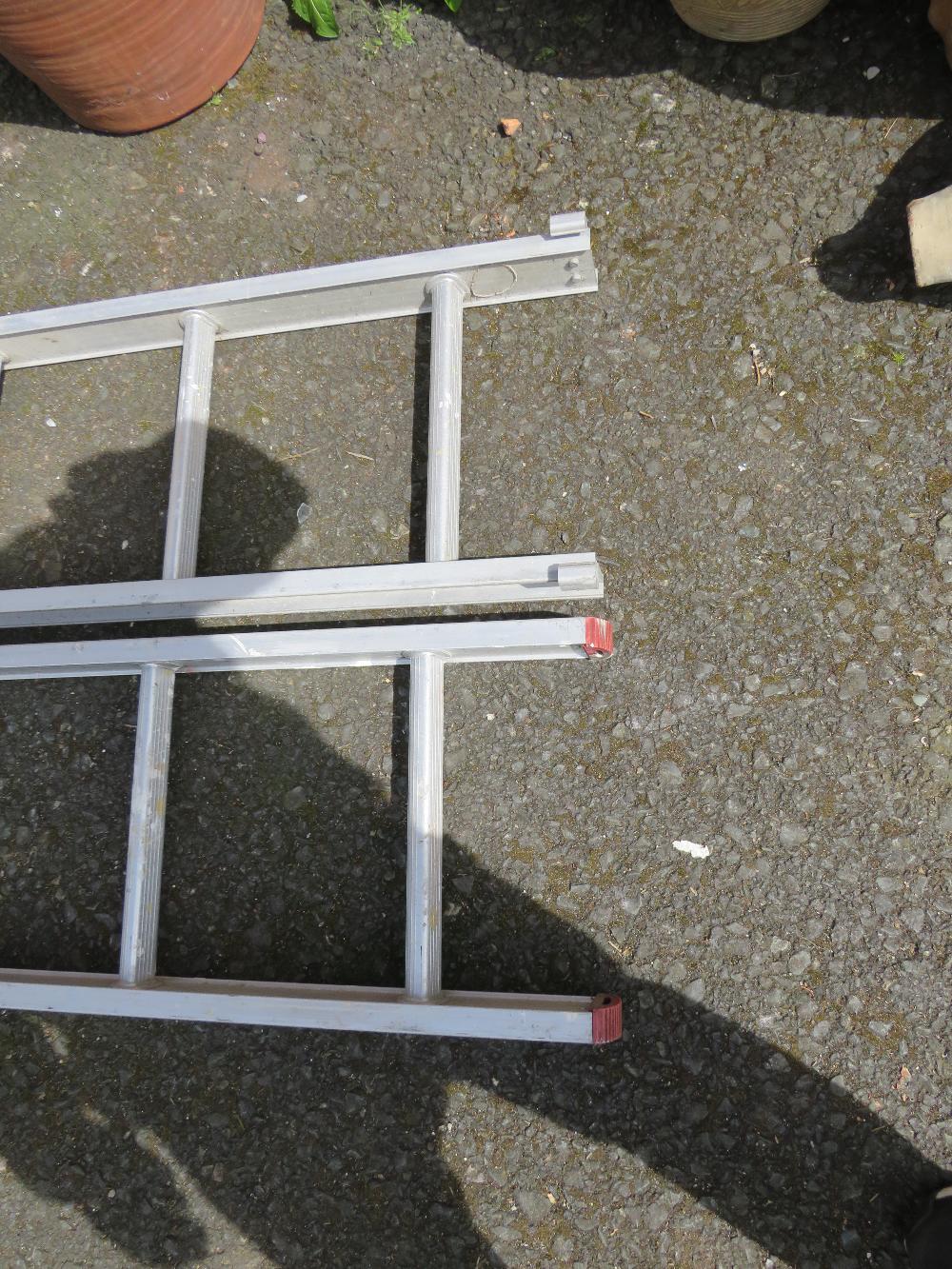 AN ALUMINIUM EXTENDING DOUBLE CLIMAX LADDER - Image 5 of 7