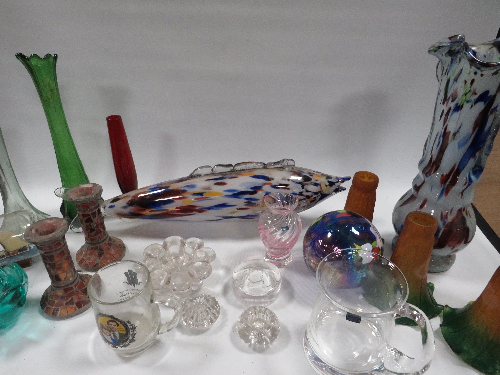 A TRAY OF GLASSWARE TO INCLUDE CAITHNESS AND END OF DAY EXAMPLES