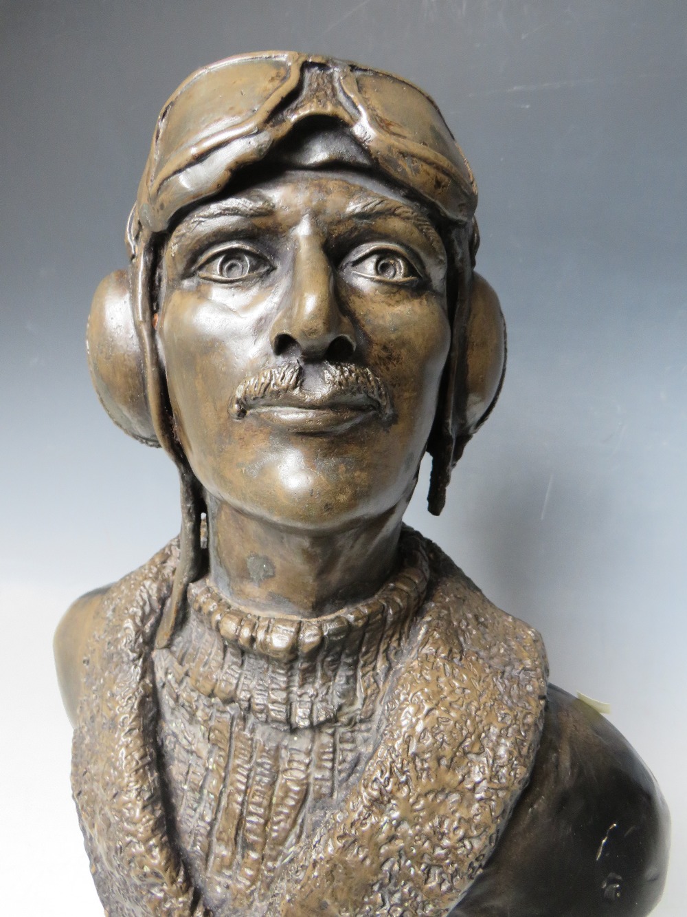 A KEITH LEE SCULPTURE / BUST OF AN RAF PILOT RAISED ON A PLINTH APPROX H 48 CM - Image 2 of 6