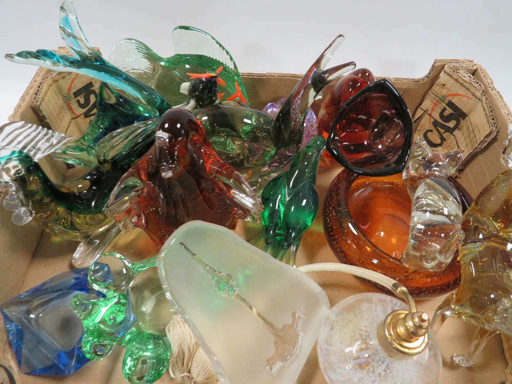 A TRAY OF ASSORTED COLOURED GLASSWARE TO INCLUDE ANIMAL FIGURES - Image 5 of 5