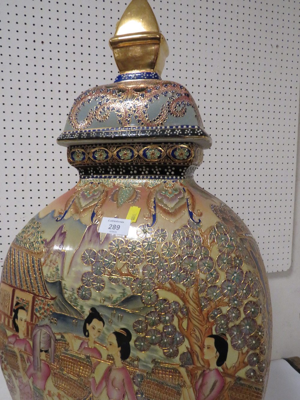 A LARGE DECORATIVE ORIENTAL VASE TOGETHER WITH A PAIR OF BINOCULARS - Image 3 of 8