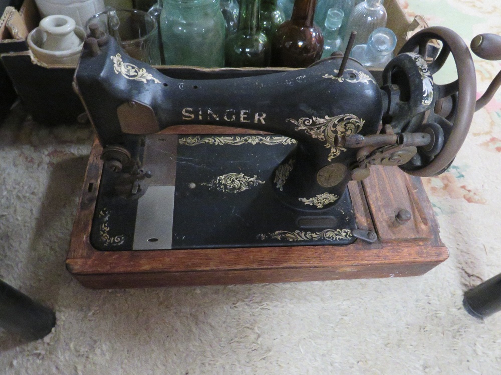 A CASED VINTAGE SINGER SEWING MACHINE NUMBER F3902097 A/F