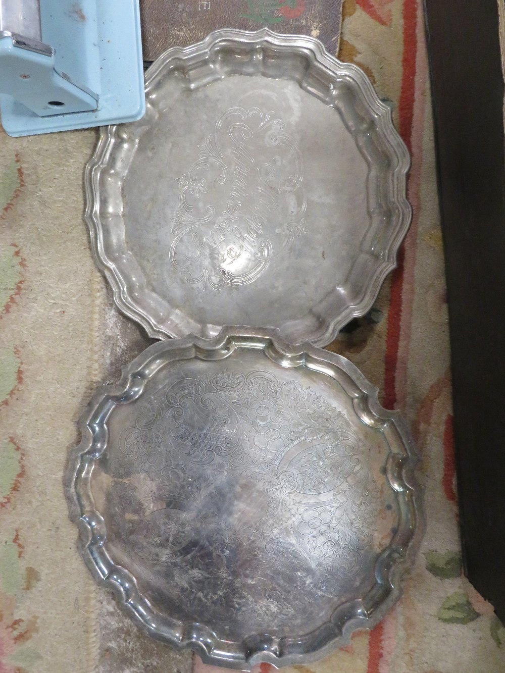 A TRAY OF ASSORTED METAL WARE TO INCLUDE A HEAVY DOOR STOP IN THE FORM OF NAPOLEON - Image 4 of 4