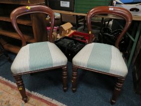 A PAIR OF VICTORIAN MAHOGANY DINING CHAIRS