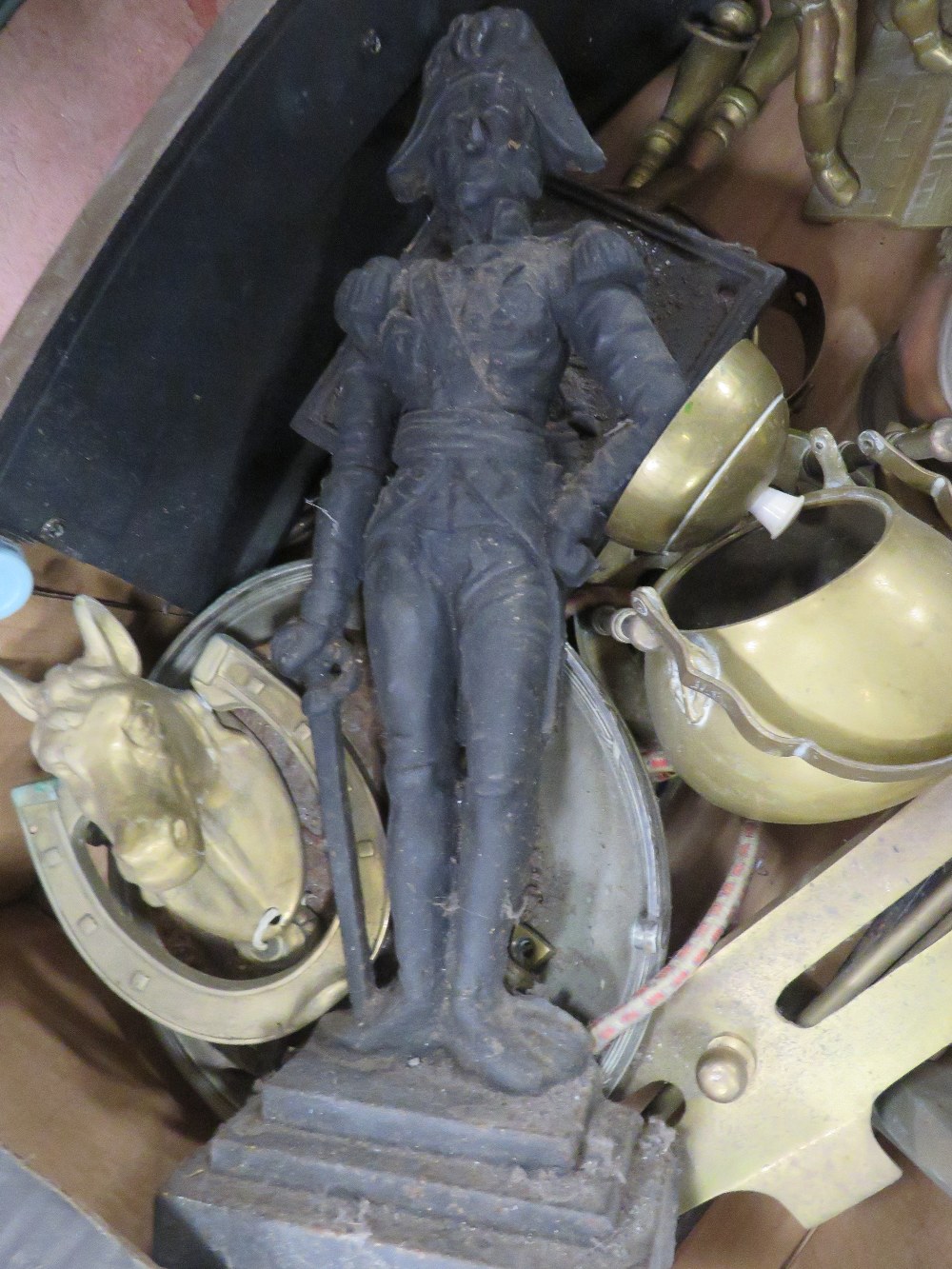 A TRAY OF ASSORTED METAL WARE TO INCLUDE A HEAVY DOOR STOP IN THE FORM OF NAPOLEON - Image 2 of 4