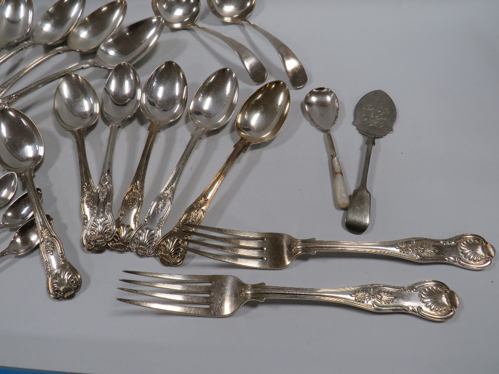 A COLLECTION OF SILVERPLATED WARE TO INCLUDE KINGS PATTERN EXAMPLE - Image 6 of 6