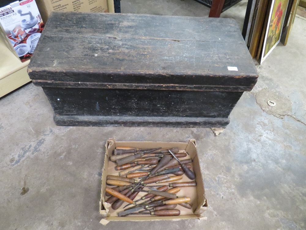A VINTAGE CARPENTERS WOODEN TRAVEL TOOLBOX AND A TRAY OF CARVING CHISELS - Image 5 of 7