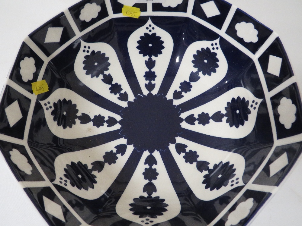 AN UNMARKED BLUE/WHITE OCTAGONAL BOWL IN A CROWN DERBY IMARI STYLE - Image 2 of 3