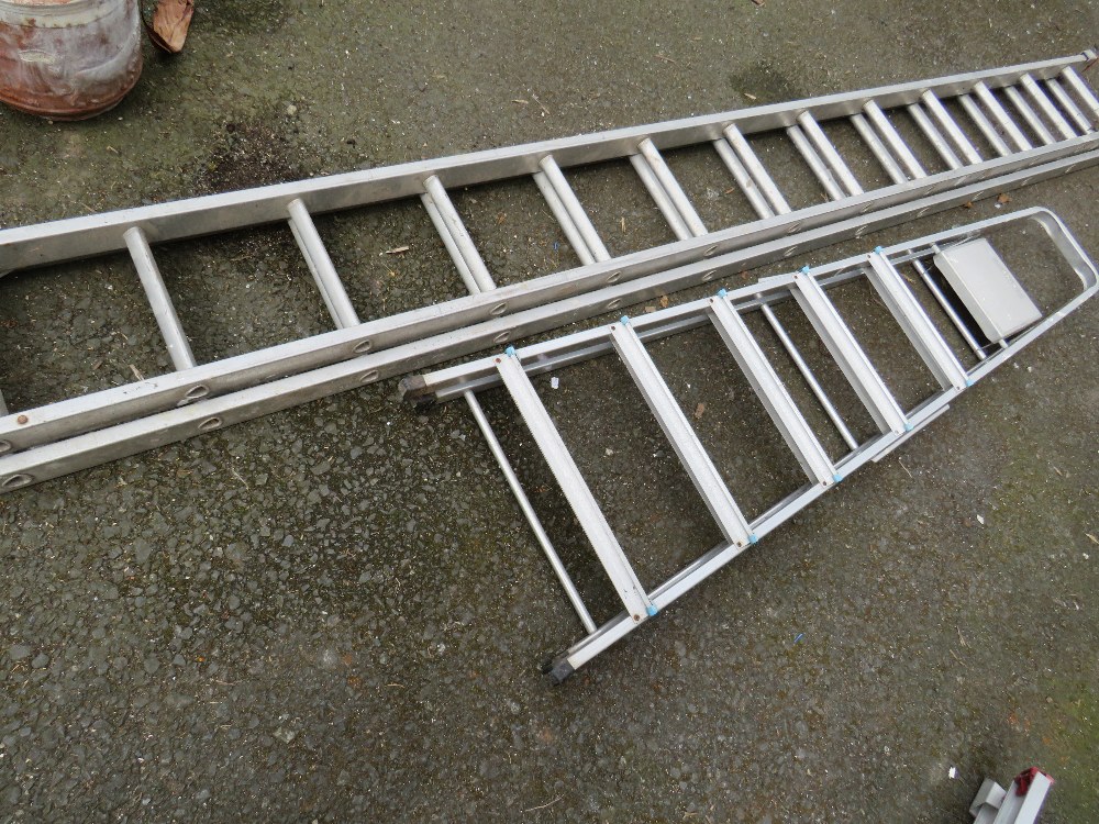 TWO ALUMINIUM LADDERS COMPRISING A PAIR OF EXTENDING LADDERS AND A PAIR OF STEP LADDERS - Image 3 of 4