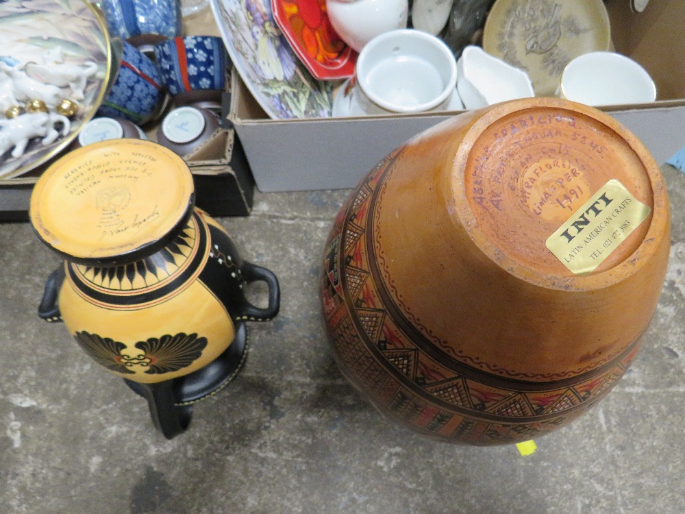 TWO TRAYS OF ASSORTED CERAMICS & GLASSWARE TO INCLUDE POOLE DELPHIS SMALL DISH, ZOLNAY PECS VASE, - Image 4 of 11