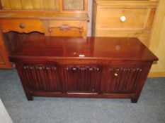 AN OAK LINENFOLD PANELLED COFFER W-113 CM