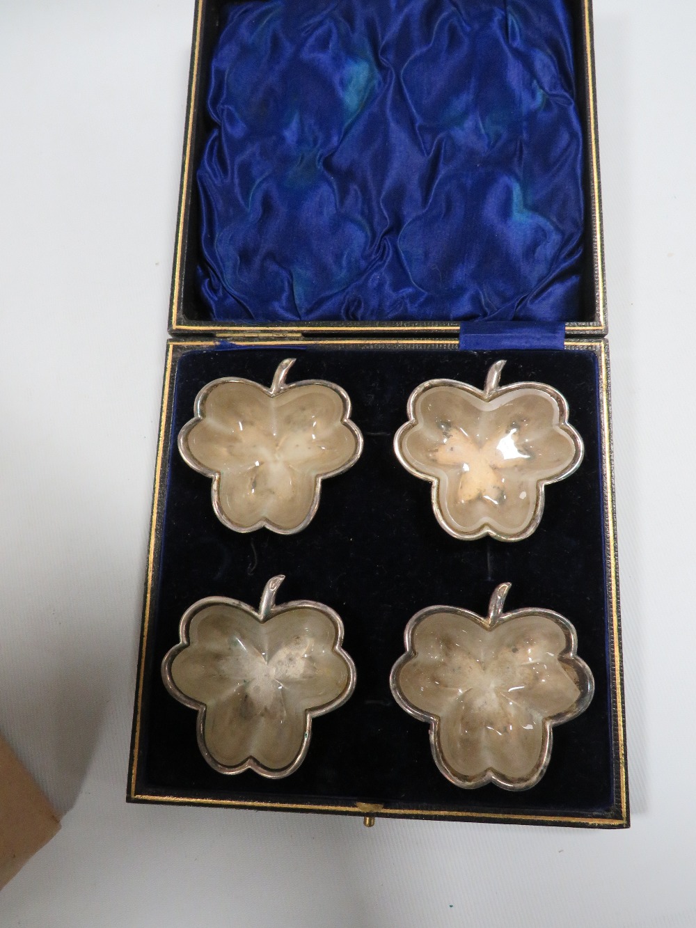 A BOX OF DESIGNER VINERS CUTLERY TOGETHER WITH A BOXED SET OF FOUR NOVELTY CLOVER SHAPED SALTS - Image 3 of 5