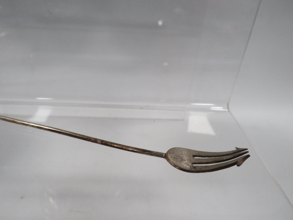 A HALLMARKED SILVER TOPPED GLASS MUSTARD POT ALONG WITH AN EASTERN WHITE METAL TWIN HANDLED BOWL AND - Image 4 of 4