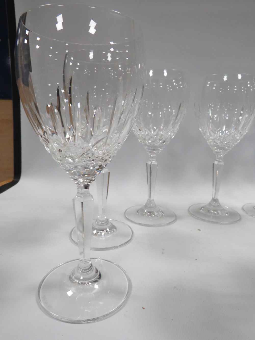 A SET OF 10 WATERFORD CRYSTAL WINE GLASSES - Image 3 of 4