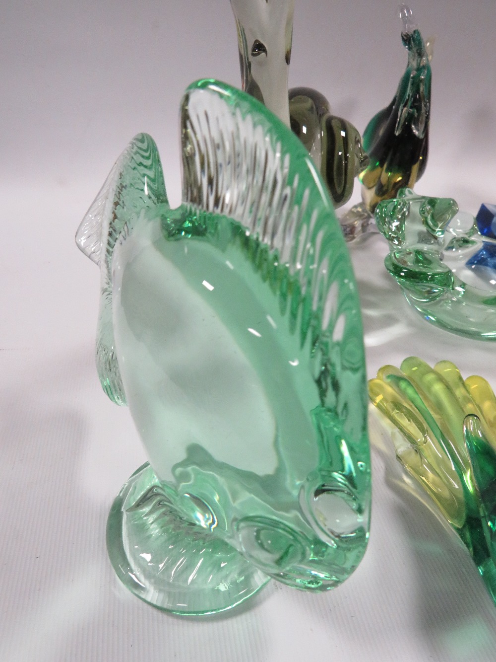 A TRAY OF ASSORTED COLOURED GLASSWARE TO INCLUDE ANIMAL FIGURES - Image 3 of 5