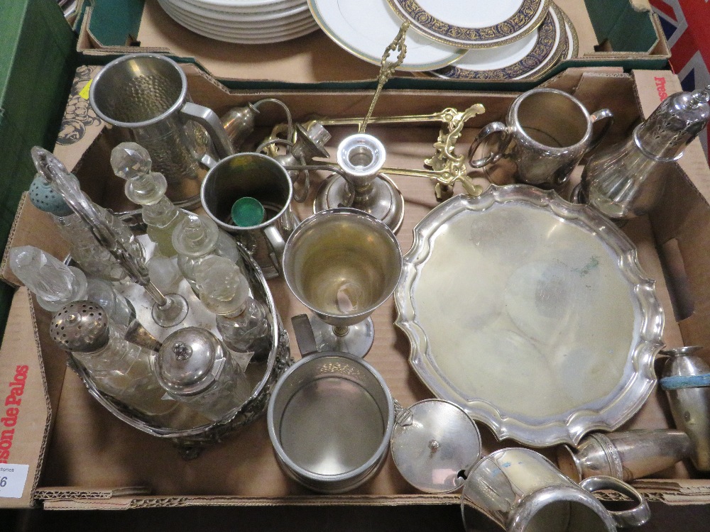 A TRAY OF ASSORTED METAL WARE TO INCLUDE A SILVER PLATED GLASS BOTTLE CRUET WITH ASSORTED CONTENTS