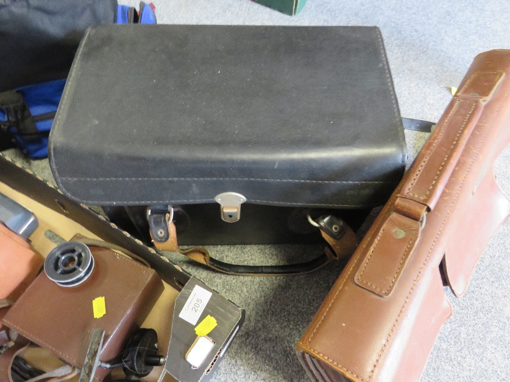 A TRAY OF SUNDRIES TO INCLUDE FISHING REELS, CAMERAS, VIDEO CAMERA ETC - Image 3 of 5