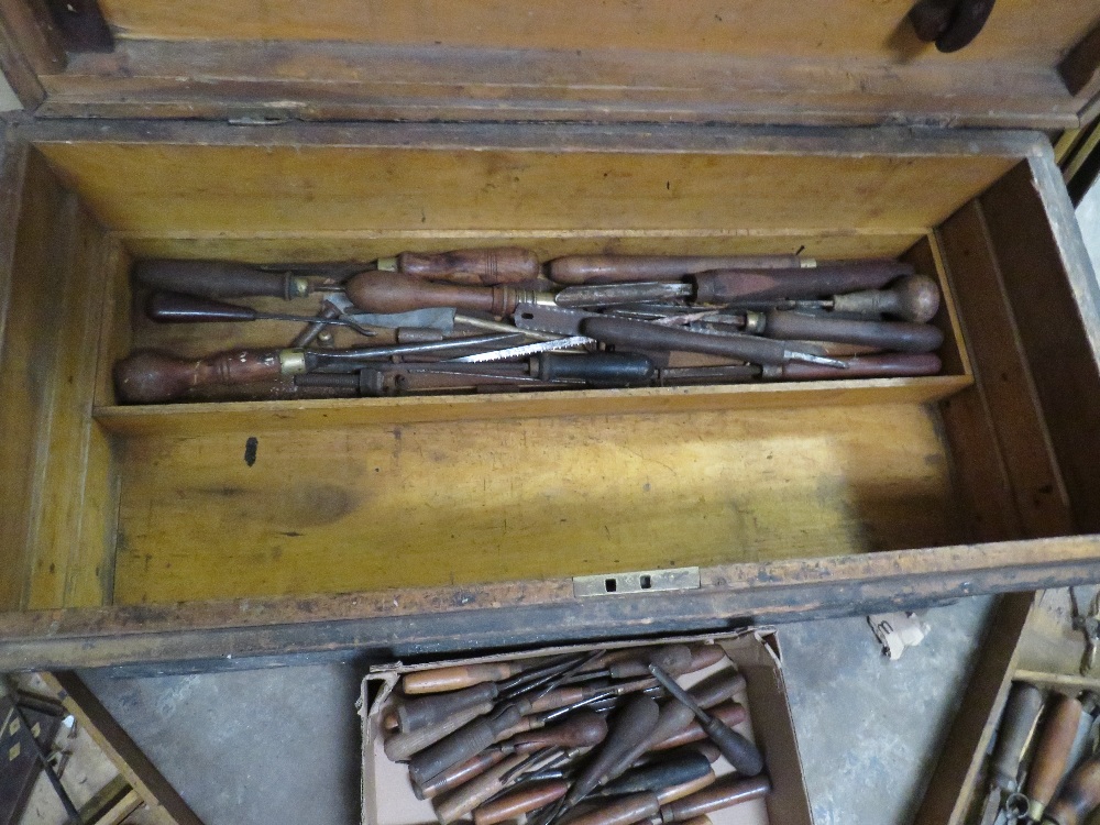 A VINTAGE CARPENTERS WOODEN TRAVEL TOOLBOX AND A TRAY OF CARVING CHISELS - Image 4 of 7