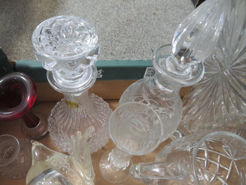 A TRAY OF ASSORTED GLASSWARE TO INCLUDE DECANTERS - Image 3 of 3