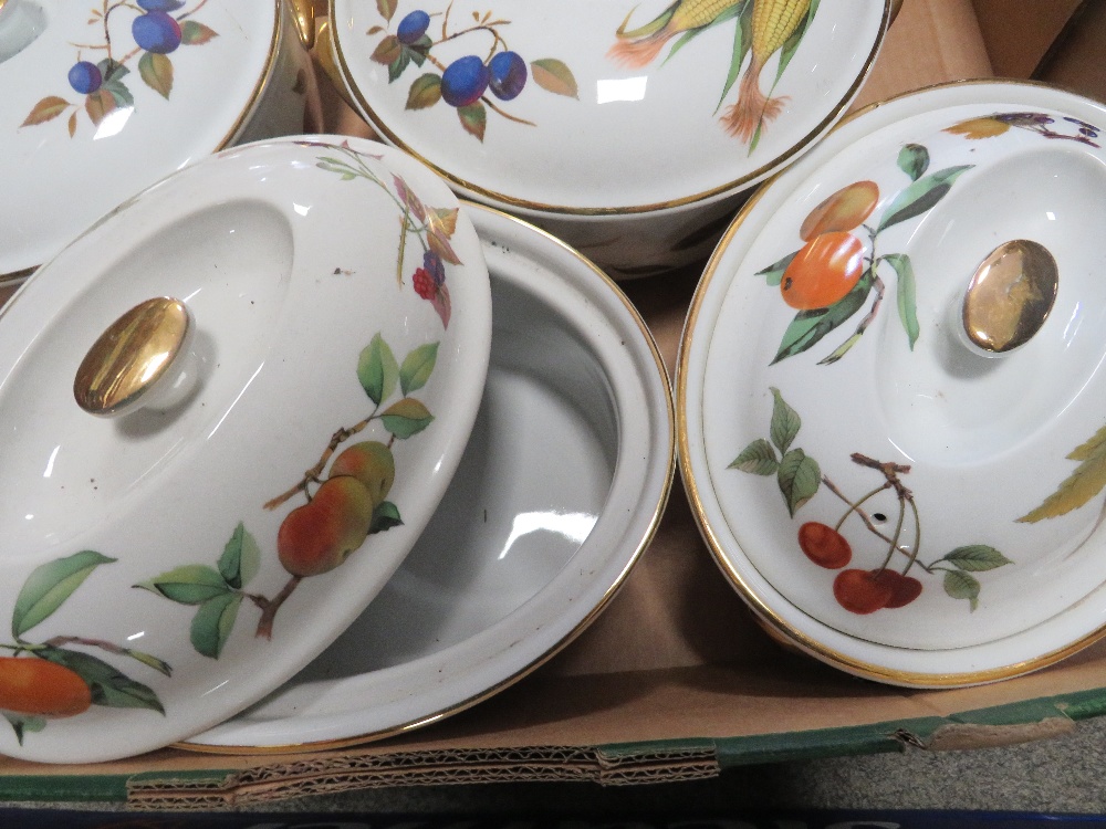 FOUR TRAYS OF ROYAL WORCESTER EVESHAM - Image 4 of 6