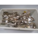 A COLLECTION OF SILVERPLATED WARE TO INCLUDE KINGS PATTERN EXAMPLE
