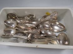 A COLLECTION OF SILVERPLATED WARE TO INCLUDE KINGS PATTERN EXAMPLE