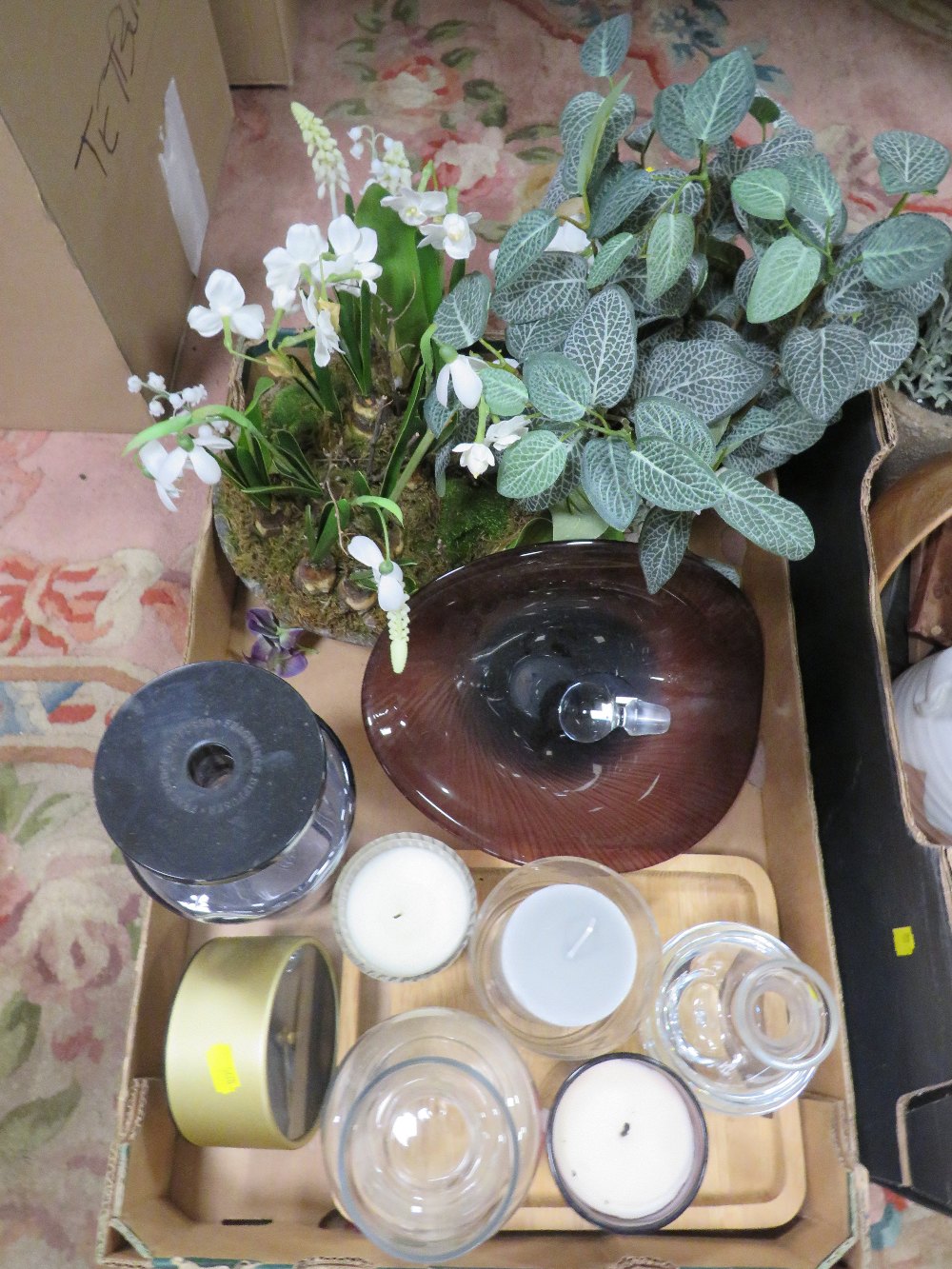 TWO TRAYS OF EX SHOW HOME DECORATIVE ITEMS TO INCLUDE VASES AND BOWLS - Image 4 of 5