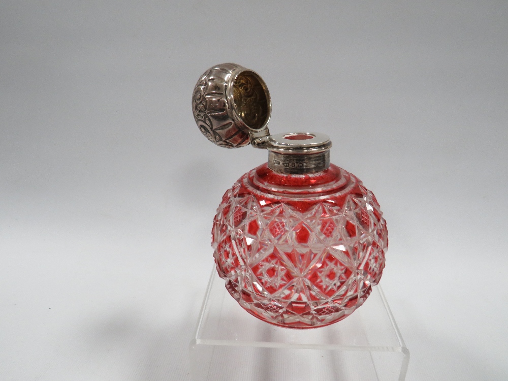 A HALLMARKED SILVER TOPPED GLASS SCENT BOTTLE WITH RED OVERLAY - BIRMINGHAM 1899 MAKERS MARK E.S. - Image 3 of 3