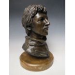 A KEITH LEE SCULPTURE OF A BUST OF A GENTLEMAN RAISED ON A WOODEN PLINTH APPROX HEIGHT 35 CM