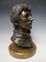 A KEITH LEE SCULPTURE OF A BUST OF A GENTLEMAN RAISED ON A WOODEN PLINTH APPROX HEIGHT 35 CM