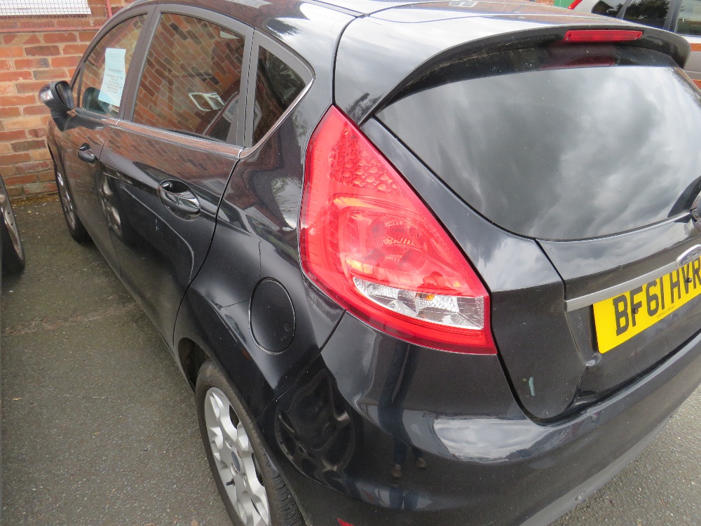 A BLACK 2011 1.4L PETROL FORD FIESTA 'BF61 HVR', LOG BOOK, TWO KEYS, CURRENTLY SORN, MILEAGE AT LAST - Image 5 of 12