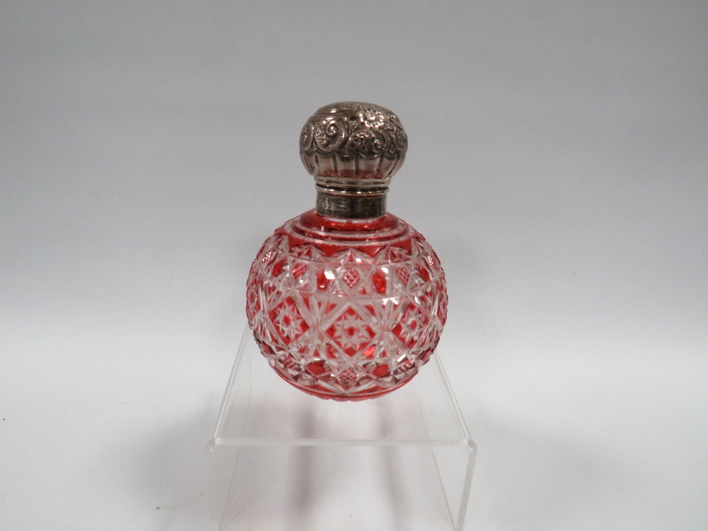 A HALLMARKED SILVER TOPPED GLASS SCENT BOTTLE WITH RED OVERLAY - BIRMINGHAM 1899 MAKERS MARK E.S.