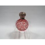 A HALLMARKED SILVER TOPPED GLASS SCENT BOTTLE WITH RED OVERLAY - BIRMINGHAM 1899 MAKERS MARK E.S.