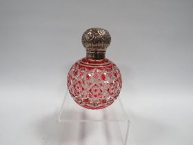 A HALLMARKED SILVER TOPPED GLASS SCENT BOTTLE WITH RED OVERLAY - BIRMINGHAM 1899 MAKERS MARK E.S.