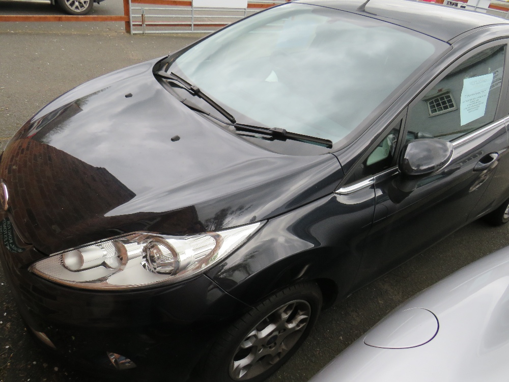 A BLACK 2011 1.4L PETROL FORD FIESTA 'BF61 HVR', LOG BOOK, TWO KEYS, CURRENTLY SORN, MILEAGE AT LAST - Image 6 of 12