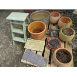 A SELECTION OF GARDEN ITEMS TO INCLUDE TERRACOTTA PLANT POTS, DECORATIVE STEPS, WALL PLAQUES ETC