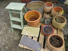 A SELECTION OF GARDEN ITEMS TO INCLUDE TERRACOTTA PLANT POTS, DECORATIVE STEPS, WALL PLAQUES ETC