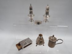 A SELECTION OF HALLMARKED SILVER AND WHITE METAL TO INCLUDE PEPPERETTES