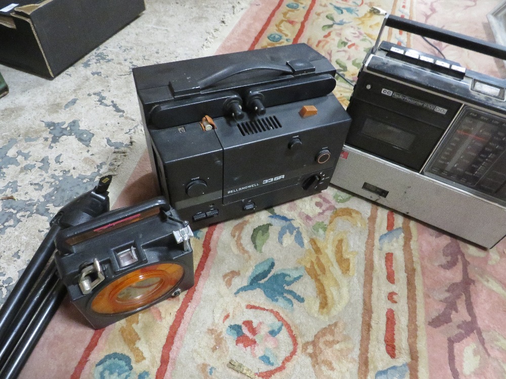 A QUANTITY OF OPTICAL EQUIPMENT, PROJECTORS AND RADIOS - Image 3 of 6