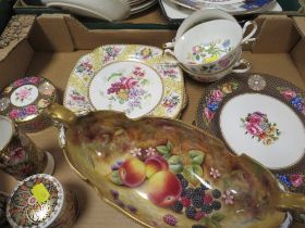 A TRAY OF ASSORTED FLORAL SPODE PLATES, VASES, PLATES ETC