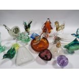 A TRAY OF ASSORTED COLOURED GLASSWARE TO INCLUDE ANIMAL FIGURES