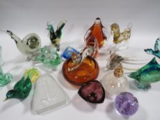 A TRAY OF ASSORTED COLOURED GLASSWARE TO INCLUDE ANIMAL FIGURES