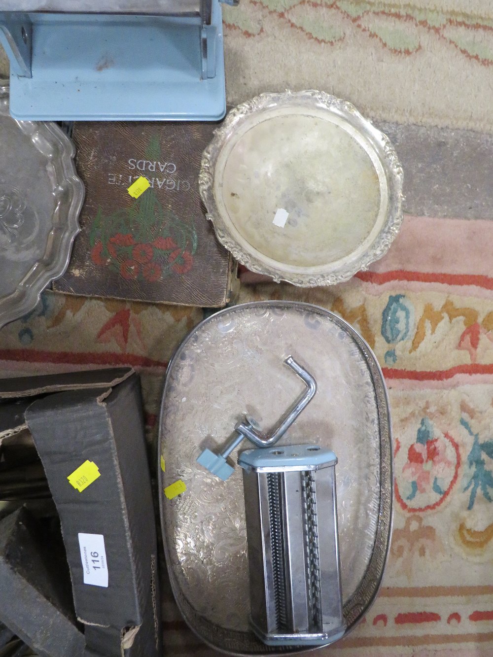 A TRAY OF ASSORTED METAL WARE TO INCLUDE A HEAVY DOOR STOP IN THE FORM OF NAPOLEON - Image 3 of 4