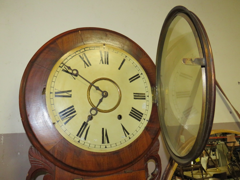 AN ANTIQUE AMERICAN WALL CLOCK - Image 2 of 4