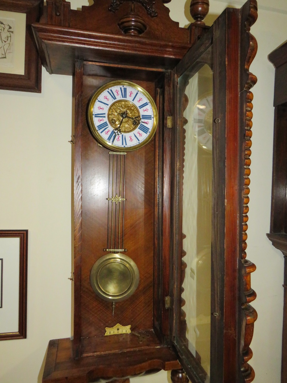 AN ANTIQUE VIENNA WALLCLOCK WITH ENAMELLED DIAL - Image 4 of 5